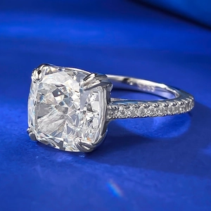 Anello da donna in argento 925 con diamante taglio cushion e fascia in pavé
