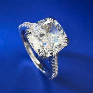 Dettaglio macro dell'anello con diamante taglio cushion e fascia in argento 925