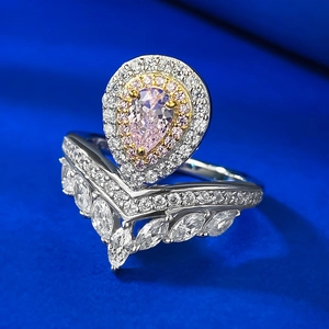 Makroaufnahme von Silberring mit rosa Tropfenschliff-Stein und Glitzer-Halo