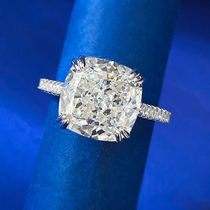 Anello in argento 925 con diamante taglio cushion 10x10mm e fascia con pavé