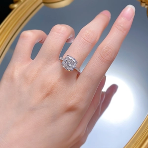 Lussuoso anello in argento 925 con moissanite taglio cushion sulla mano di una modella
