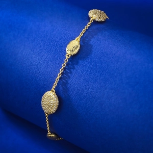 Bracelet chaîne dorée bohème avec textures brossées et éléments ovales en zircon blanc