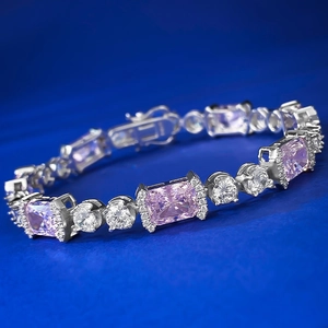 Détail d'un bracelet en argent S925 avec pierres roses coupe glace et zircons blancs