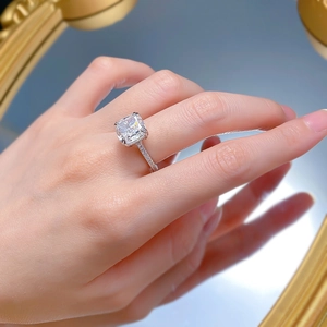 Primo piano di un anello in argento 925 con una grande pietra quadrata sulla mano di una donna