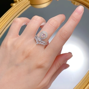 Nahaufnahme eines Ringset mit birnenförmigem rosa Diamanten und V-förmigem Vorsteckring