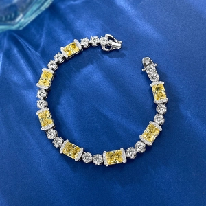 Détail d'un bracelet de diamants jaunes taille Radiant sur fond de soie bleue élégante