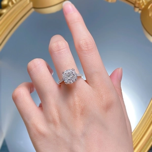 Primo piano di un anello con diamante taglio cushion e fascia in argento 925