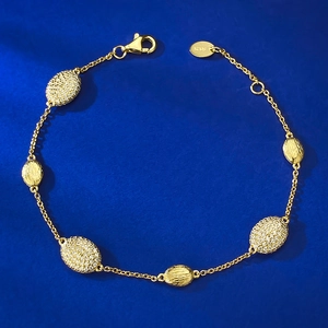 Bracelet bohème en argent S925 doré avec breloques ovales brossées et pavées de zircons