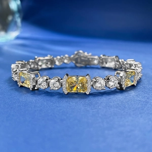 Gros plan du bracelet en argent S925 avec diamants roses et pierres de zircon jaune