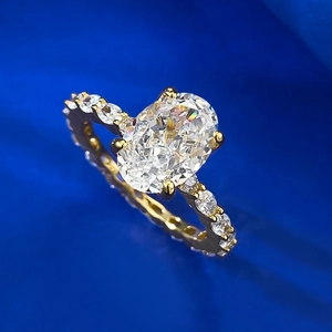 Lussuoso anello con diamante a taglio ovale e pavé su una sottile fascia d'oro