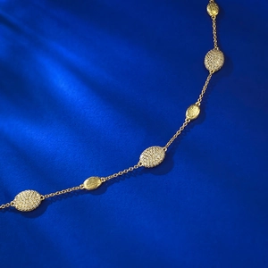 Collier bohème doré avec maillons en métal brossé et accents de zircones cubiques