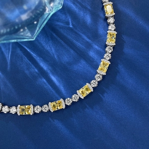Vue détaillée du collier de luxe en argent S925 avec diamant jaune et fond en soie