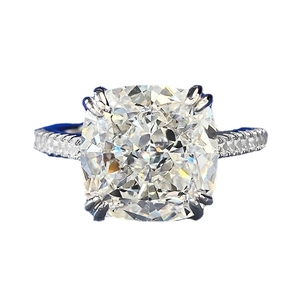 Elegante anello in argento 925 con solitario taglio cushion e pavé sulla fascia