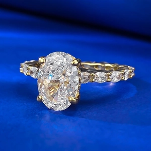 Vista dettagliata dell'anello con diamante ovale e fascia in oro con micro-pave