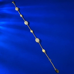 Détail d'un bracelet en argent S925 avec maillons dorés brossés et pavé de zircons blancs