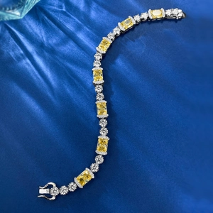 Vue détaillée des pierres jaunes taille radiant et diamants scintillants sur bracelet en argent