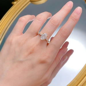 Lussuoso anello in argento S925 con grande diamante ovale e fascia dorata pavimentata