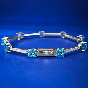 Gros plan d'un bracelet en argent S925 avec pierres aigue-marine carrées taille glace