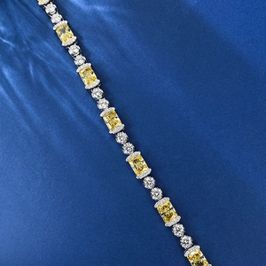 Détail macro de diamants jaunes taille radiant et gemmes blanches sur bracelet en argent
