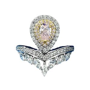 Luxuriöses Ring-Set mit birnenförmigem rosa Diamanten und V-förmigem Diamantschutzband