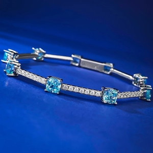 Gros plan détaillé d'un bracelet en argent S925 avec pierres bleues et pavé de diamants