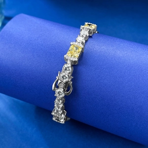 Détail du bracelet tennis en argent S925 avec pierres jaunes et blanches sur socle bleu