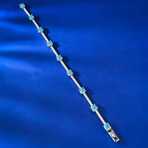 Détail d'un bracelet en argent S925 avec pierres bleues taille glace et petits diamants