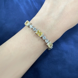 Détail du bracelet avec pierre jaune taille émeraude et placage en argent fin