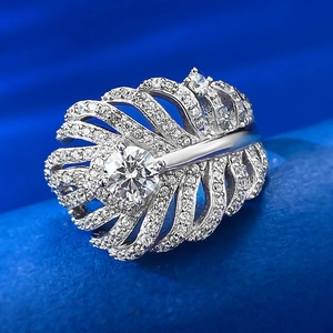 Vue macro d'une bague feuille en argent avec pavage de zircons et pierre centrale ronde