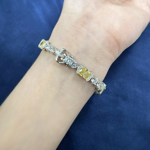 Bracelet luxe en argent S925 avec diamants jaunes taille ice-cut et pavé sur le poignet