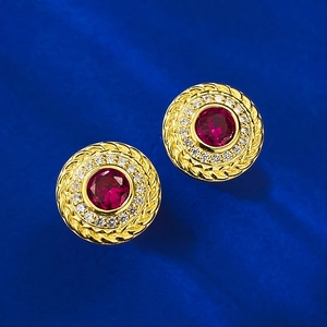 Orecchini vintage in oro con rubino centrale e contorno di zirconi cubici brillanti