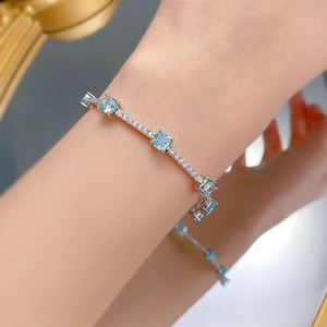 Bracelet élégant en argent S925 avec pierres aigue-marine 5x5mm sur fond de miroir