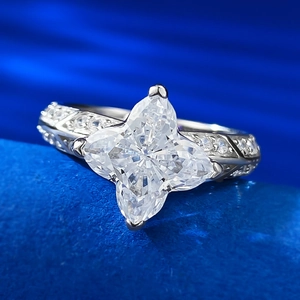 Vue macro d'une bague diamant étincelante en forme d'étoile sur velours bleu