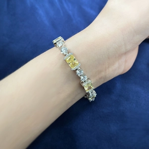 Détail d'un bracelet de luxe avec pierre jaune rectangulaire et zircons blancs brillants