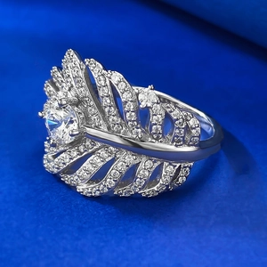 Détail macro d'une bague feuille en argent avec pavé de zircons étincelants de luxe
