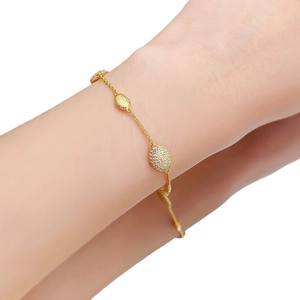 Bracelet bohème doré avec métal brossé et breloque ovale sertie de micro-pavés
