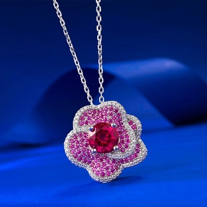 Collier fleur en argent S925 avec gemme rouge rubis et pétales de diamants roses et blancs