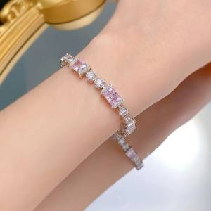 Détail du bracelet en argent S925 avec diamant rose taille glace et pavage brillant