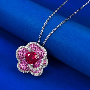 Collier fleur en argent S925 élégant avec rubis rouge et pétales sertis de zircons