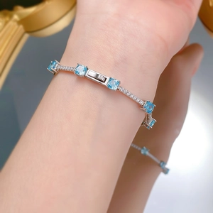 Détail du bracelet en argent S925 avec pierres bleues carrées et pavé de diamants