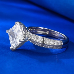 Bague en argent S925 avec zircone taille princesse et pavé de diamants sur fond bleu