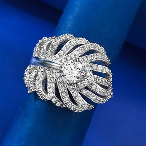 Détail macro de la bague feuille en argent avec cristaux pavés et grosse pierre centrale