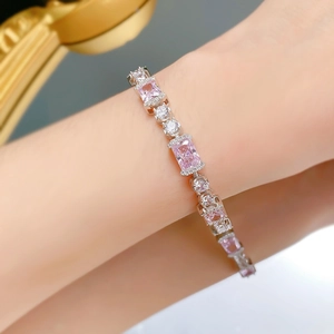 Détail du bracelet en argent S925 serti de diamants roses et de micro-pavés brillants
