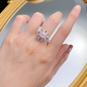 Bague fleur en argent S925 avec diamant rose carré et pétales sertis de zircons