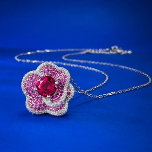 Collier en argent S925 avec pendentif fleur rouge sang de pigeon et pétales dégradés