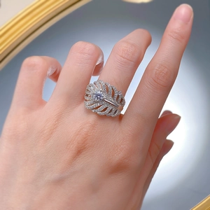 Bague élégante en argent S925 forme de feuille avec oxydes de zirconium sur la main