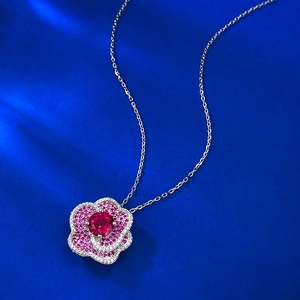 Détail du pendentif fleur en argent S925 avec pierre rouge et cristaux sertis