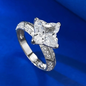 Vue macro d'une bague en argent S925 avec une grande pierre taille princesse sur soie