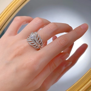 Bague en argent en forme de feuille avec pavé de diamants sur doigt et miroir chic