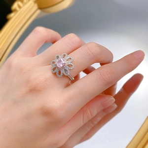 Détail de la bague en argent S925 avec une pierre rose carrée et des pétales fleuris